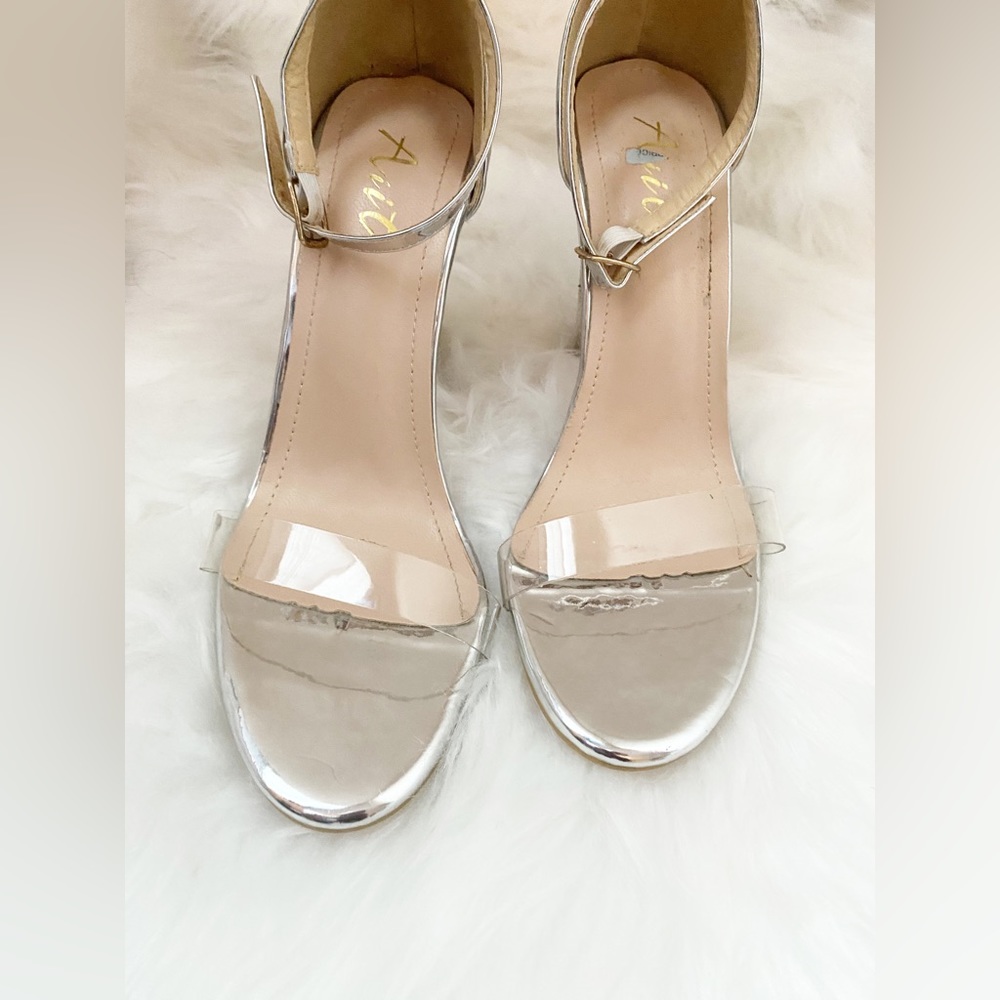 This elegant shoes is perfect for all occasions.